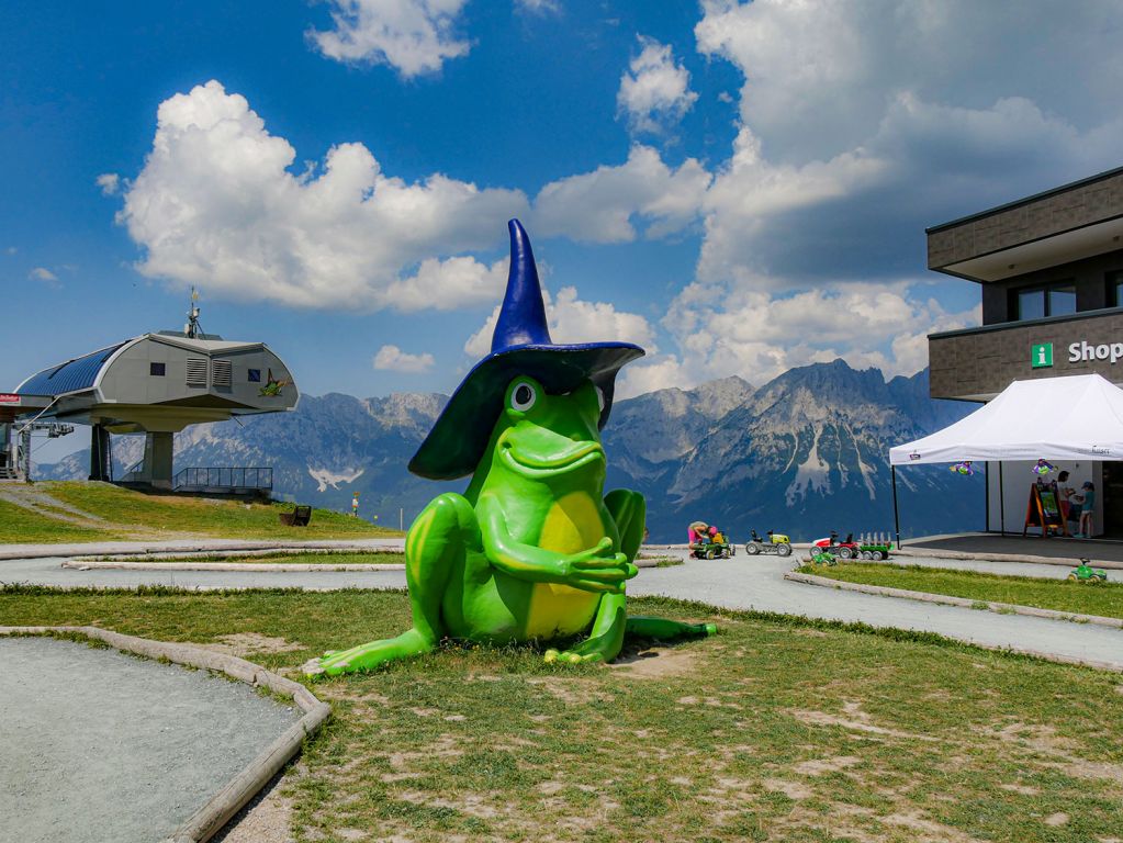 Ellmi´s Zauberwelt - Ellmau - Willkommen in Ellmi´s Zauberwelt! Dieser Frosch freut sich über Kinder in der Cart-Bahn. - © alpintreff.de - Christian Schön